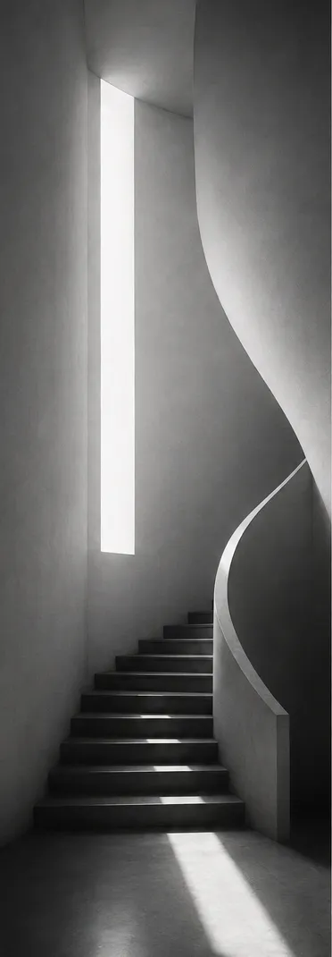 Scala curva illuminata da una feritoia verticale, bianco e nero