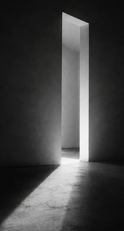 Varco di luce fra due pareti, bianco e nero