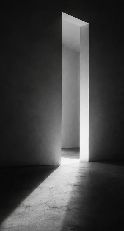 Varco di luce fra due pareti, bianco e nero